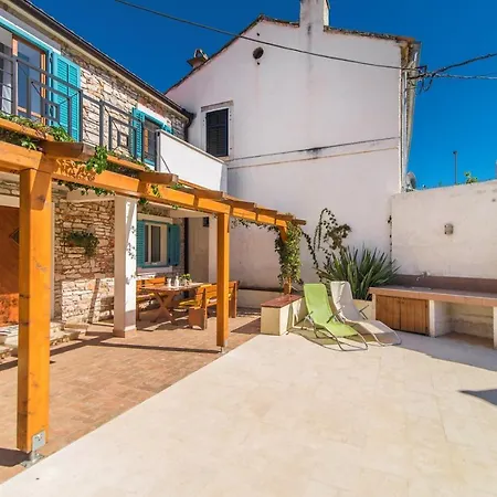 Casa Dina Valbandon Casa de Férias *