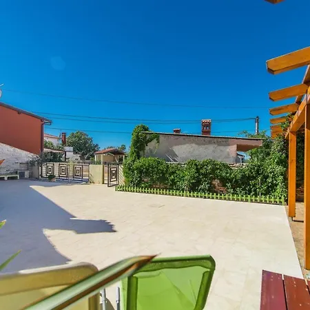 Casa Dina Valbandon Casa de Férias *